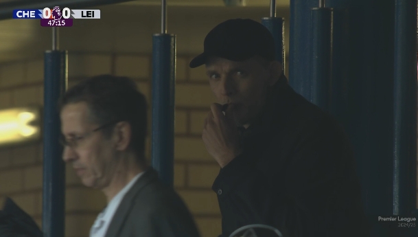 吃啥呢？圖赫爾觀戰(zhàn)老東家切爾西比賽，邊看邊從兜里掏零食