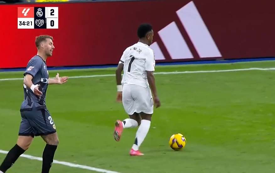 維尼修斯把對(duì)手逼成什么樣了？巴列卡諾兩人撞車，一人攤手