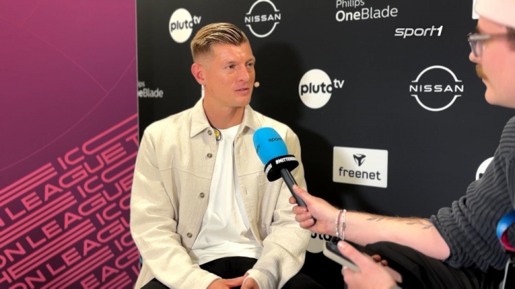 克羅斯參加室內(nèi)五人制比賽并贏球，時隔20余年再與弟弟并肩作戰(zhàn)