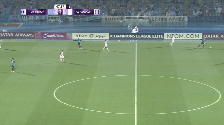 還好吹了！主裁判提前吹半場哨，川崎前鋒外援都已經(jīng)長驅(qū)直入了！