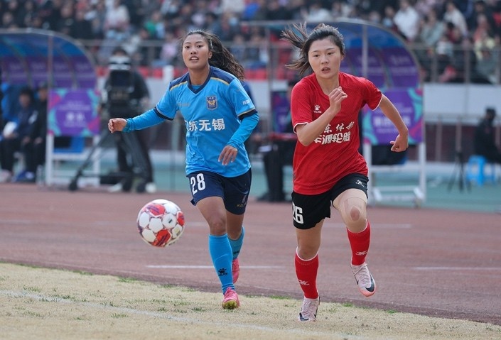 山東體彩女足隊員孫方欣(圖右紅衣)憑借在聯(lián)賽中的突破表現(xiàn)，去年入選了女足國家隊