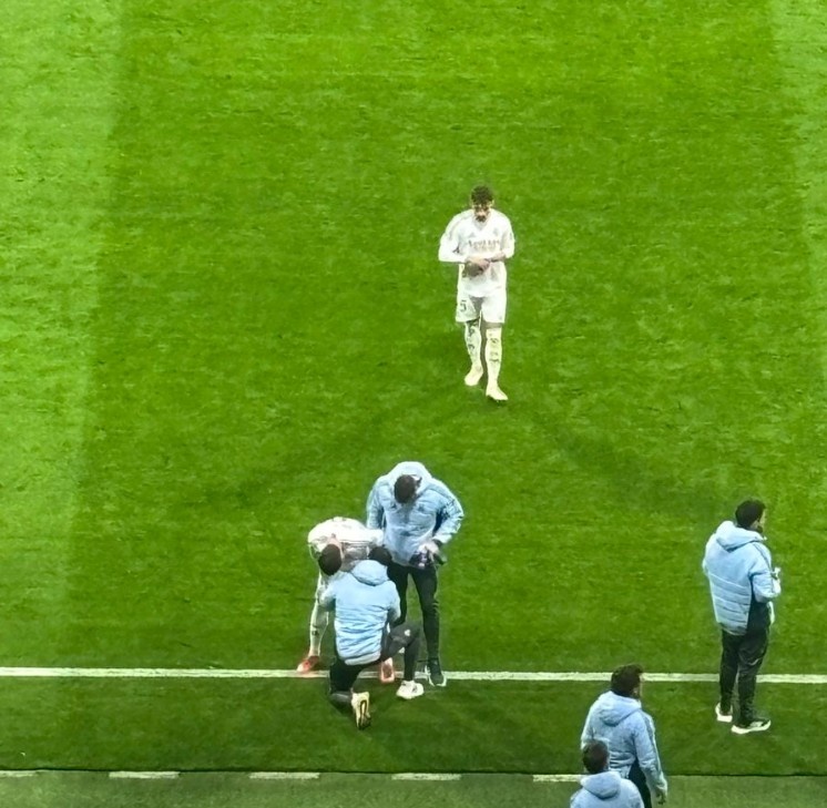 希望無礙，在維尼修斯踢點(diǎn)球的間隙，巴爾韋德在場邊接受治療