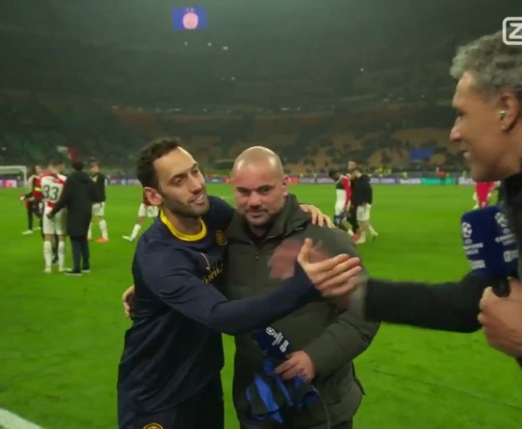 恰爾汗奧盧闖入斯內(nèi)德的直播，與他擁抱并向他贈送了一件國米球衣