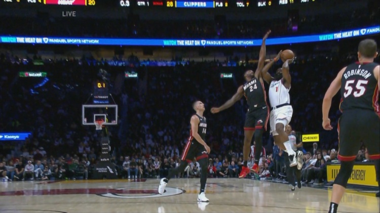 爭分奪秒！哈登后場推進(jìn)漂移三分被壓哨犯規(guī)！3罰2中！