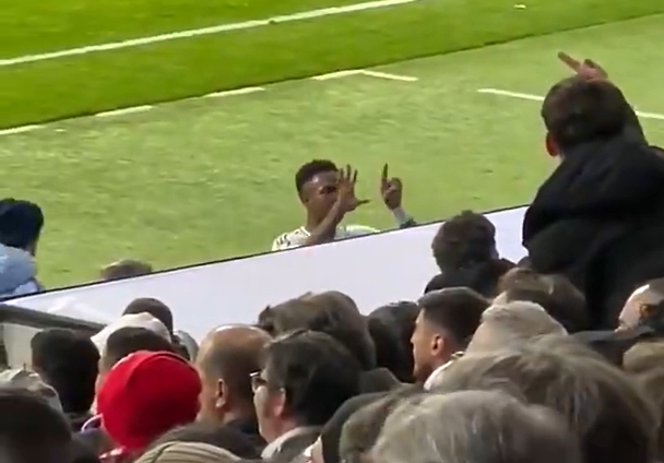 朝馬競(jìng)球迷比15-0手勢(shì)！科貝嘉賓談維尼修斯：不能跟球迷一般見(jiàn)識(shí)