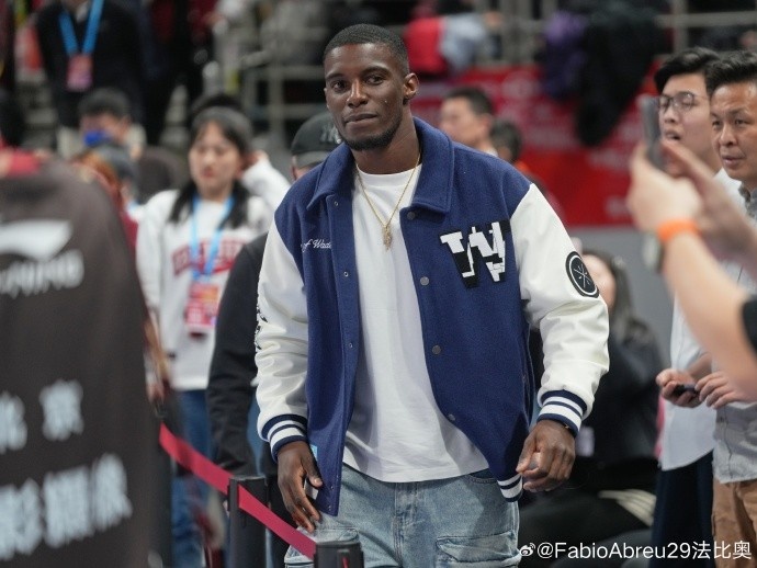 法比奧曬觀看CBA照片：還有一件事，王治郅想讓我報(bào)名