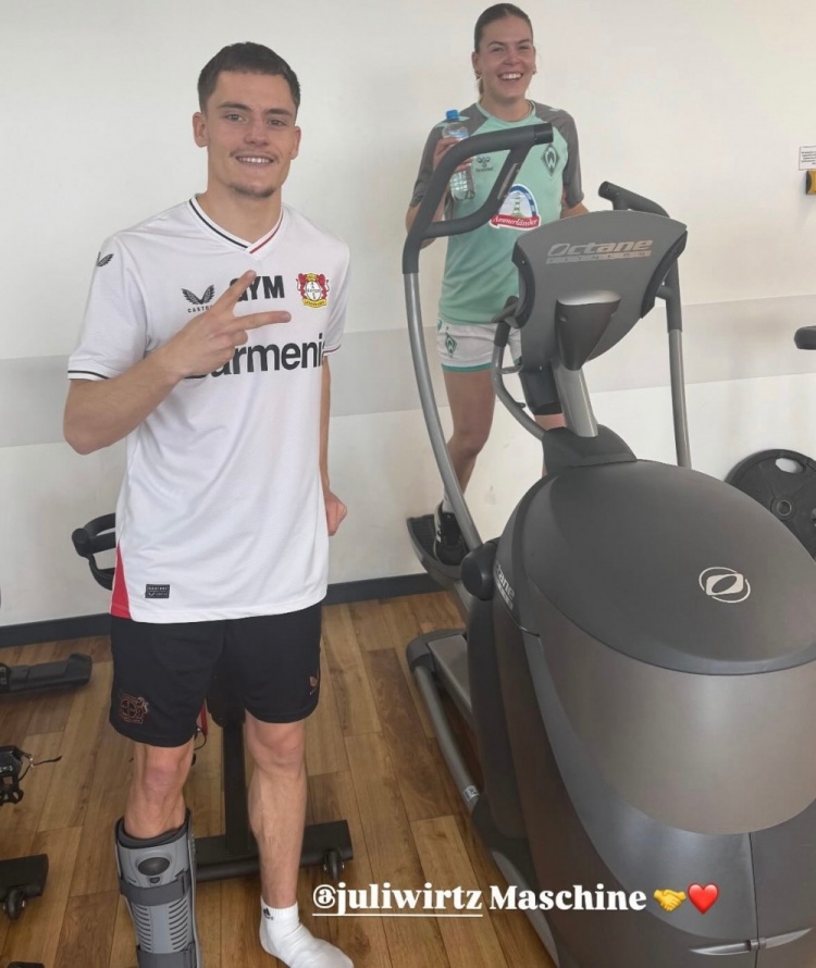 圖片報(bào)：維爾茨仍穿著保護(hù)靴，他與姐姐一起在藥廠康復(fù)中心訓(xùn)練