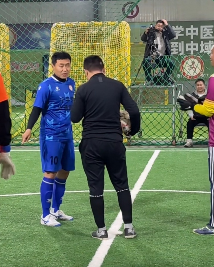 真降維打擊！姜寧在業(yè)余賽事比賽中獨得10分