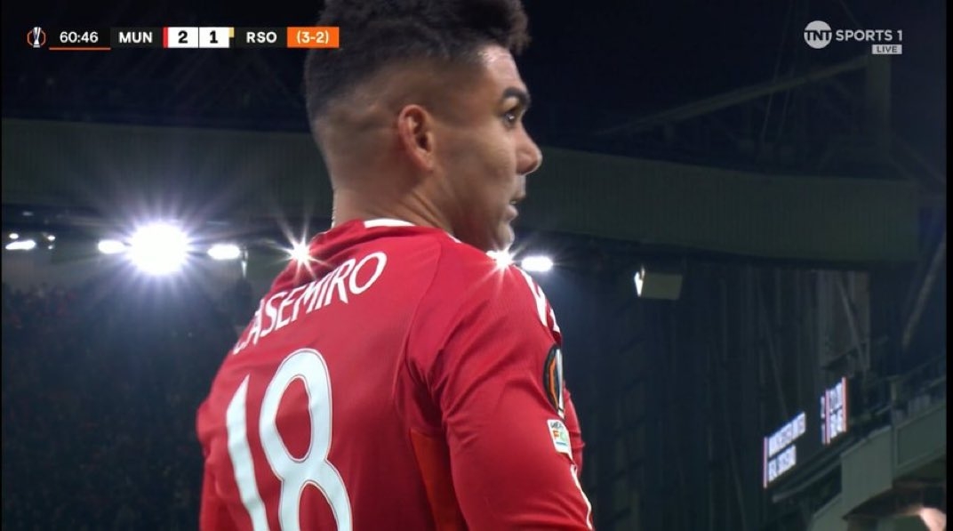 表情一言難盡！達(dá)洛特后場(chǎng)被斷，卡塞米羅迅速補(bǔ)防飛鏟解圍