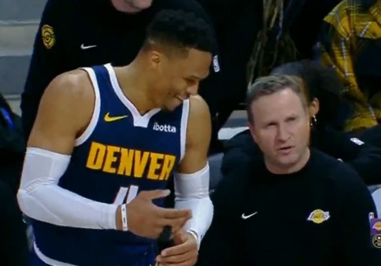 很輕松啊！威少在場(chǎng)邊和恩師斯科特-布魯克斯聊上幾句