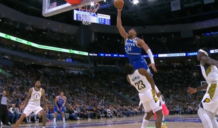 視覺效果炸裂！字母哥絲滑轉(zhuǎn)身單臂隔扣內(nèi)史密斯 可惜吹進(jìn)攻犯規(guī)