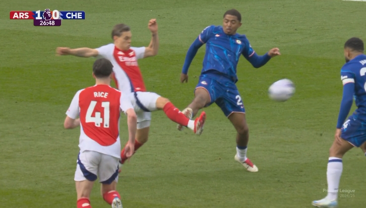 動(dòng)作稍大！福法納踩賴斯屁股+蹬特羅薩德小腿，裁判均沒有出牌