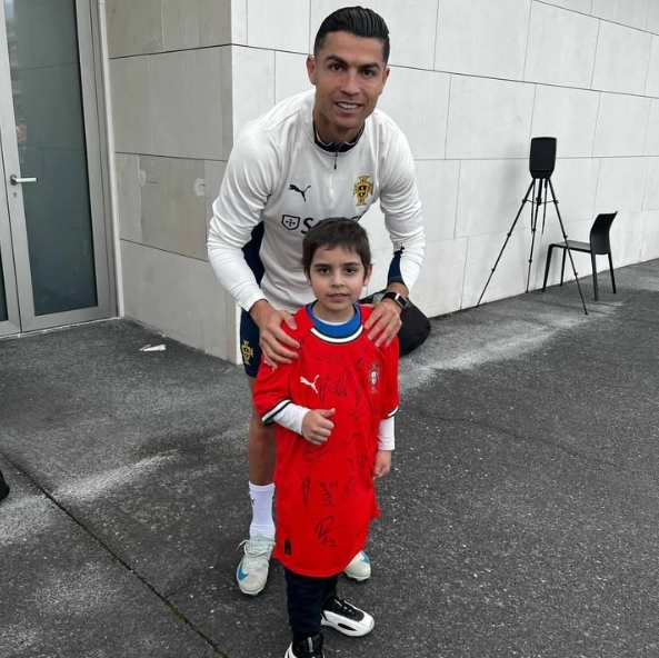 暖心！回國備戰(zhàn)間隙，C羅和病重小球迷見面并合影留念