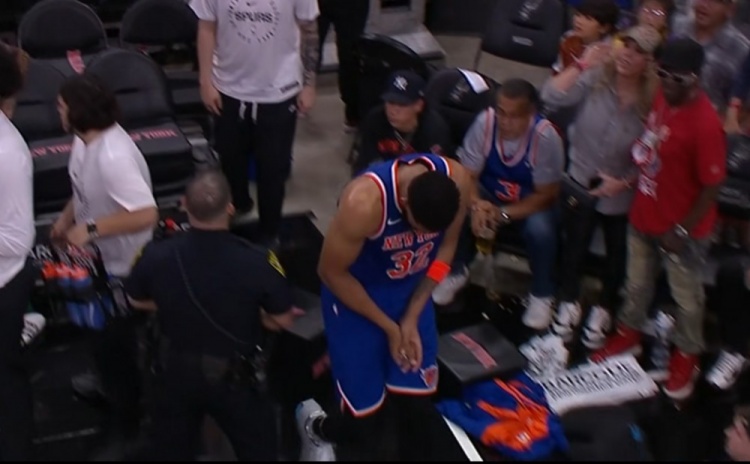 打了15分鐘砍19分！次節(jié)唐斯疑似手指受傷 返回更衣室