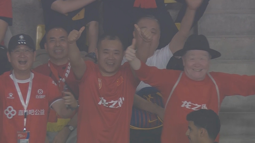 直播吧元素也到了國足比賽現(xiàn)場??球迷穿著直播吧公益的球衣