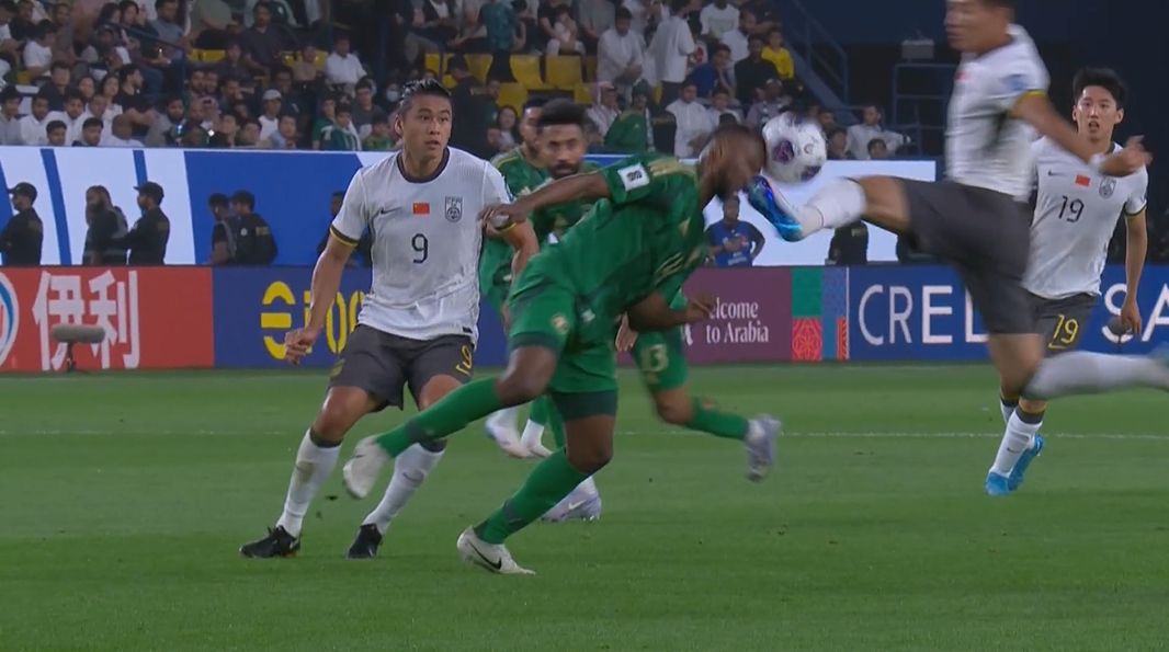 雪上加霜！林良銘“爆頭”對手被直紅罰下，國足少打一人！