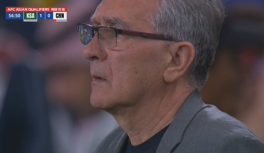 路在何方？0-1落后+少打一人，場邊伊萬科維奇眉頭緊鎖