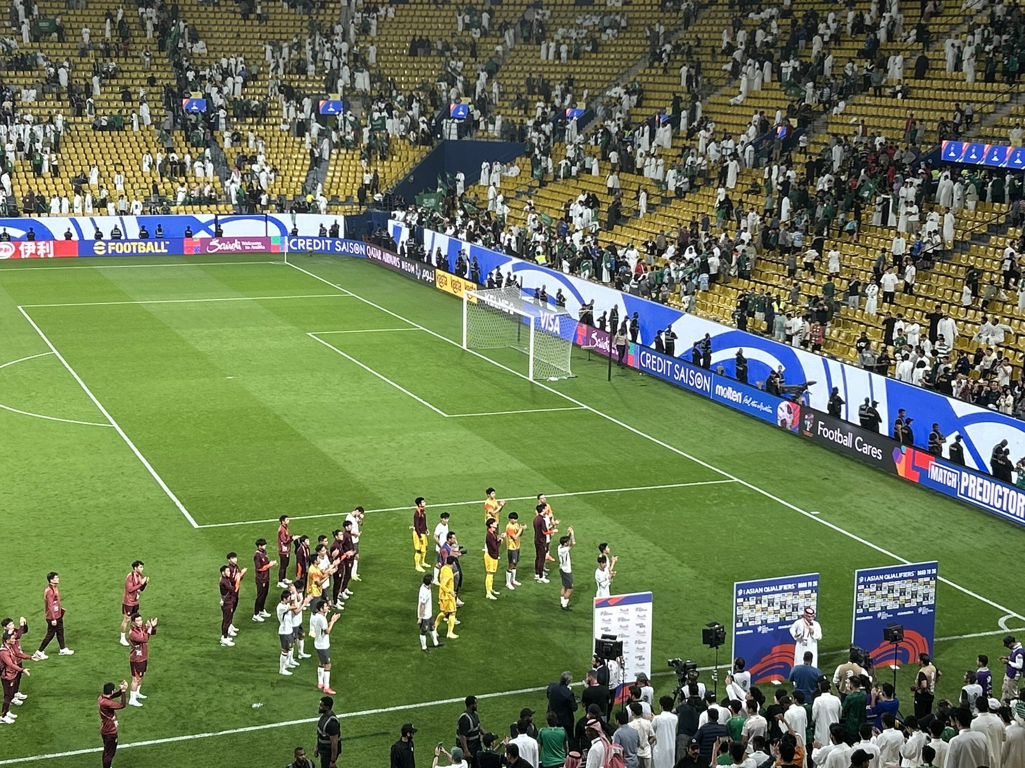 客場遺憾落敗，國足球員賽后向球迷謝場