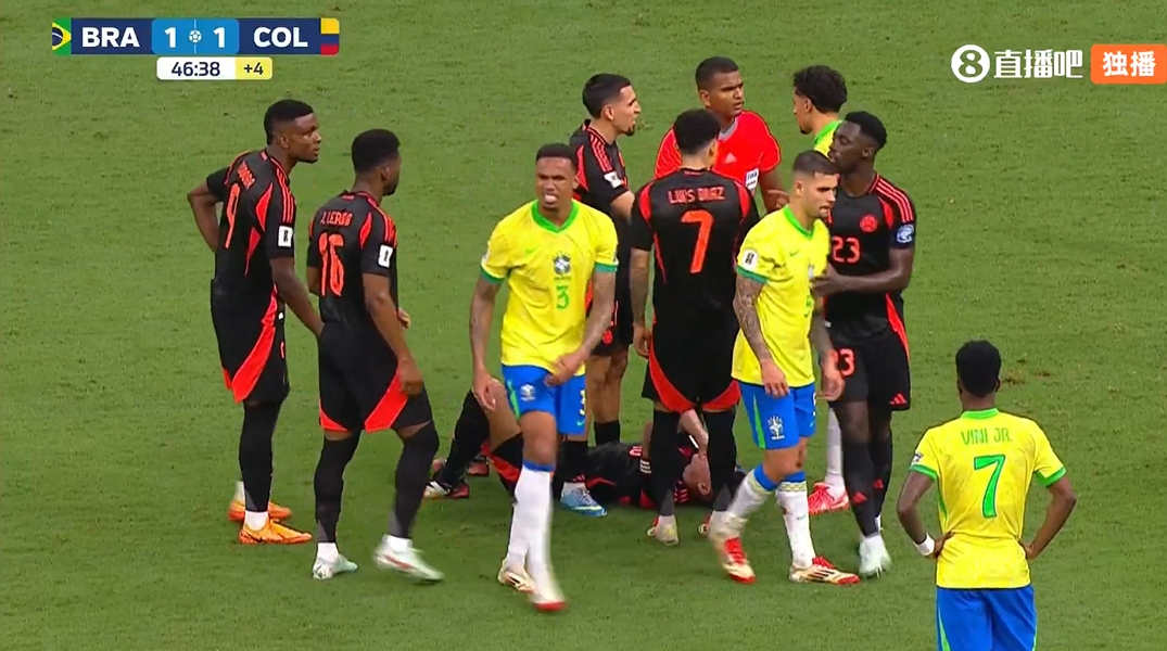 南美味道！加布里埃爾一臂干翻J羅染黃，后者痛苦捂面