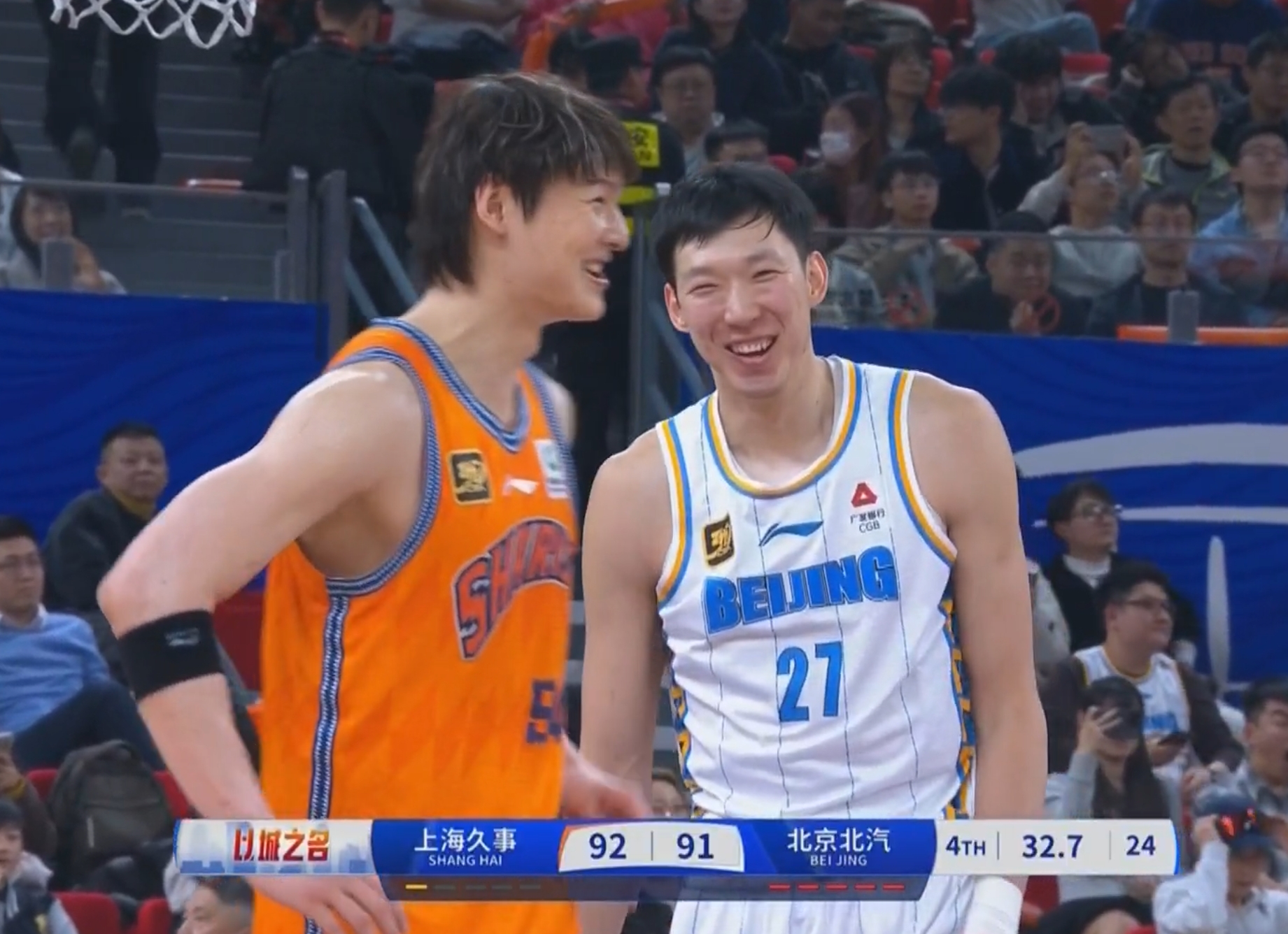 你倆這關(guān)鍵時刻呢！周琦&王哲林場上聊天 笑開了花~