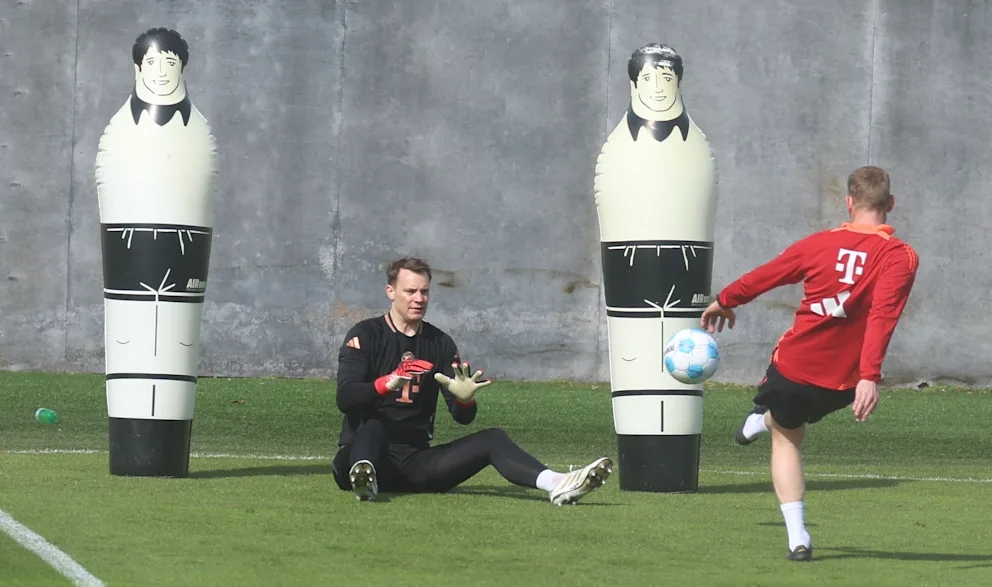 圖片報：諾伊爾昨日訓練半小時出現(xiàn)肌肉不適，提前結(jié)束訓練