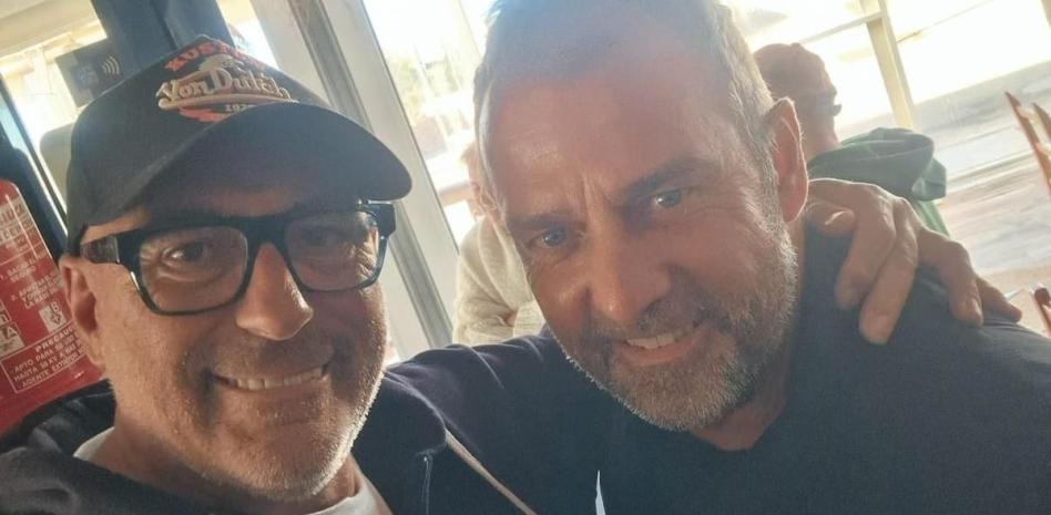 世體：巴薩主帥弗里克在西班牙小島度假，和球迷偶遇合影