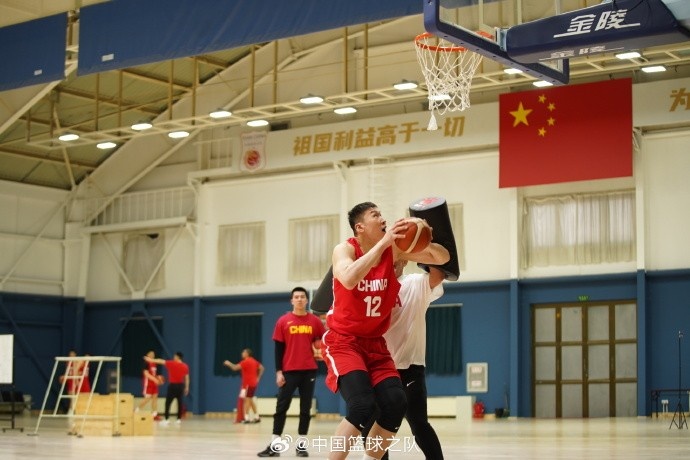 中國籃球之隊官博：大塊頭 大能量 祝李炎哲25歲生日快樂！