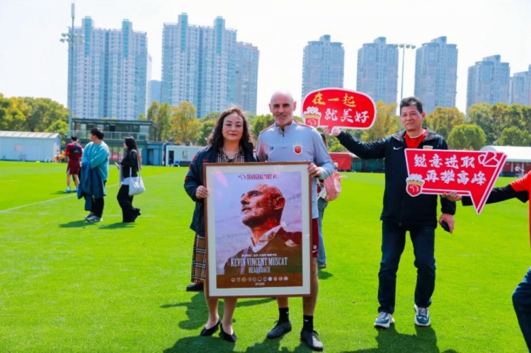 東體：海港主教練穆斯卡特收到一份用球迷圖片拼接成的畫像