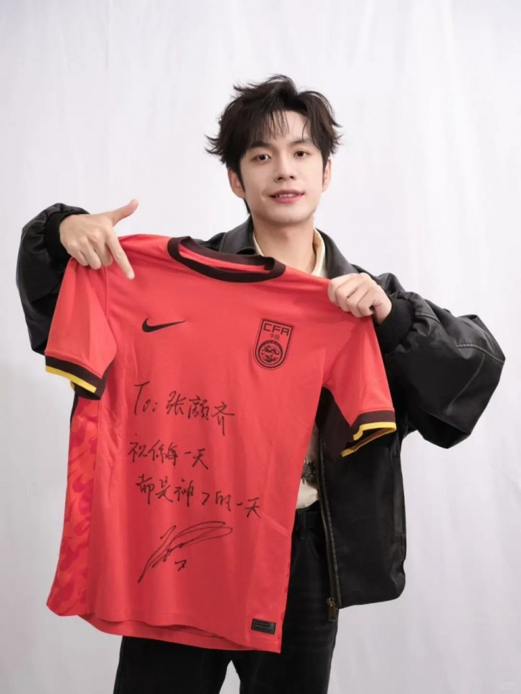 歌手張顏齊曬武磊to簽國足球衣，武磊評論：也是神“齊”的一天