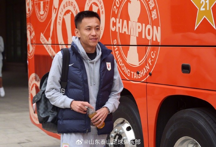 山東泰山隊(duì)啟程前往梅州，大約今晚20:00抵達(dá)下榻酒店