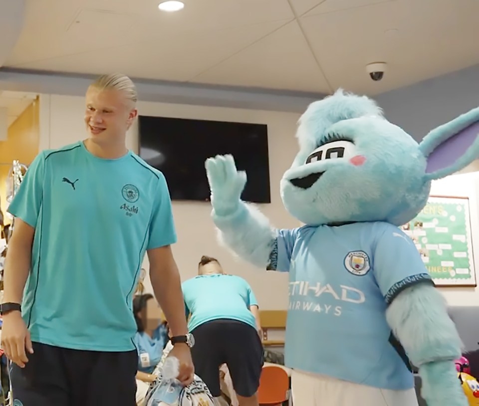 曼城否認(rèn)哈蘭德?lián)舸蚣槲镱^部致員工受傷，員工指控：想掩蓋事實(shí)