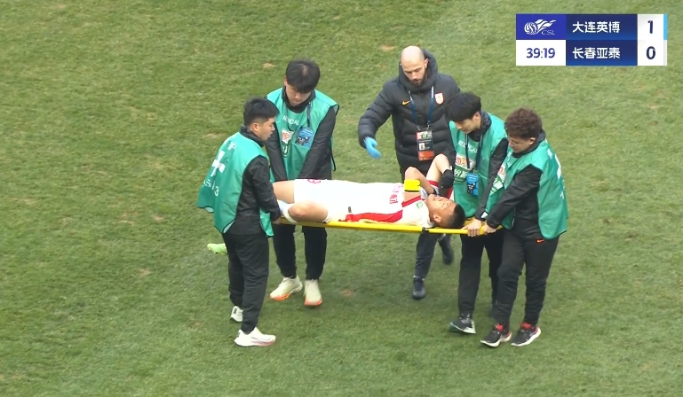 亞泰連續(xù)2人傷退！李申圓直接返回更衣室，譚龍被擔架抬下球場