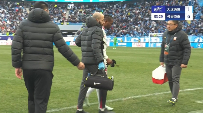 今天第3個(gè)！西普里安傷退，亞泰本場(chǎng)已經(jīng)3人因傷被換下