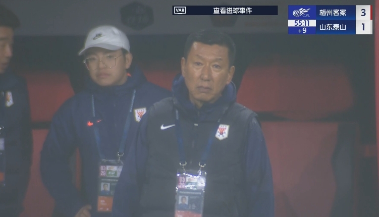 半場(chǎng)1-3落后遞補(bǔ)隊(duì)！場(chǎng)邊的崔康熙表情焦急