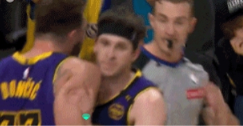 冷靜！東契奇誤以為裁判沒吹犯規(guī) 里夫斯沖過來抱住他告訴他吹了