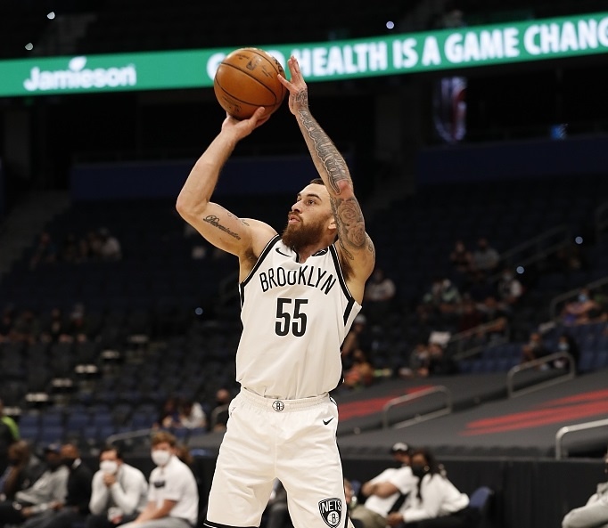 字母在70年代砍250分？邁克-詹姆斯：過去可不慣著走步&翻腕&二帶