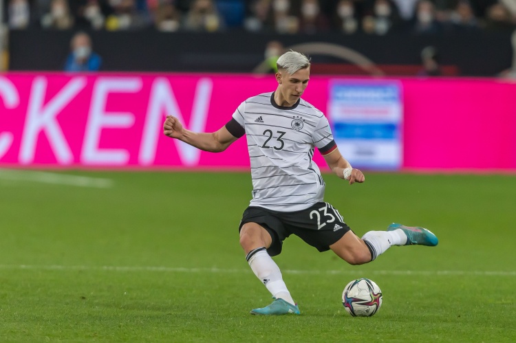 記者：施洛特貝克將取代勞姆對(duì)意大利首發(fā)，克萊因丁斯特也將首發(fā)