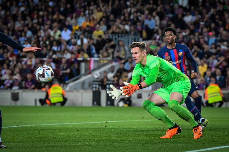 每體：特爾施特根有望四月復(fù)出，他有可能出戰(zhàn)歐冠1/4決賽