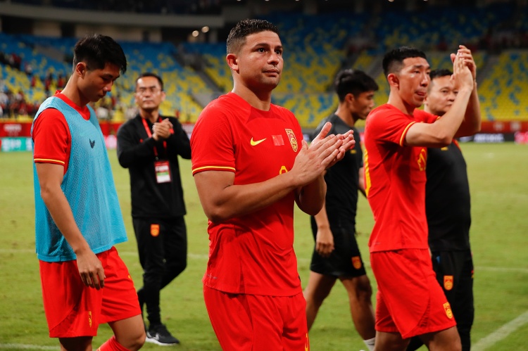 足球報：第一代非血緣歸化國腳退出歷史舞臺，代價巨大收效甚微