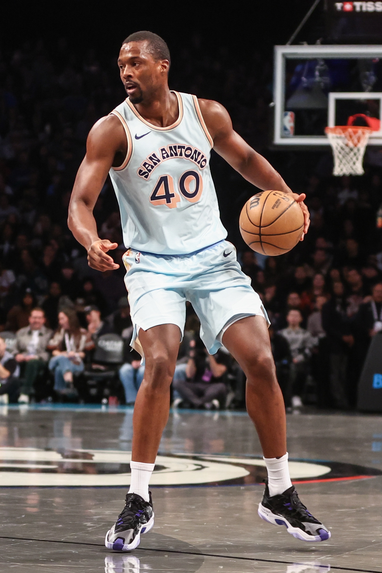 職業(yè)球員典范??馬刺老將巴恩斯獲得NBA2月份社區(qū)關懷援助獎