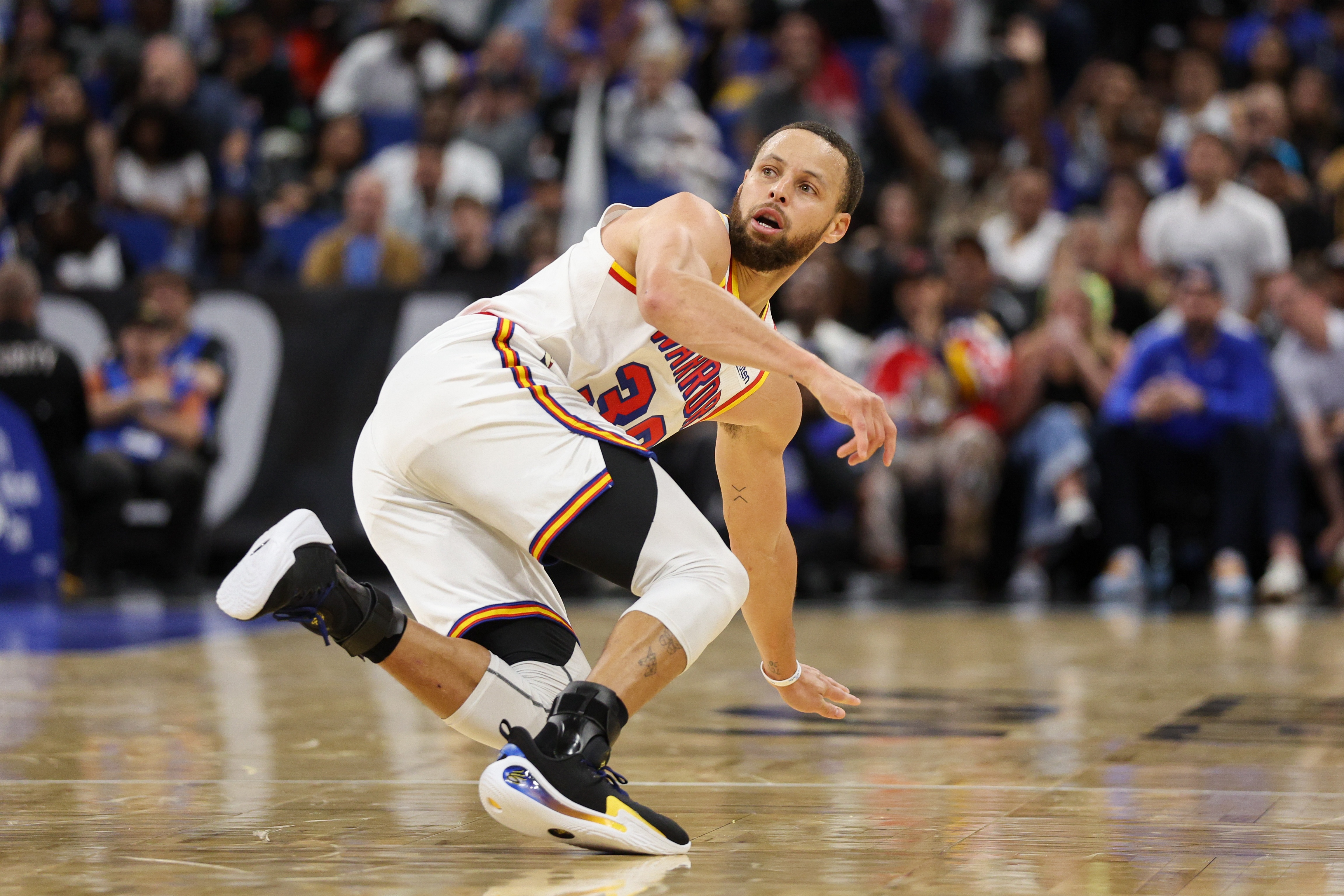 庫(kù)里五連客期間場(chǎng)均34.8分！科爾：他的表現(xiàn)堪稱完美