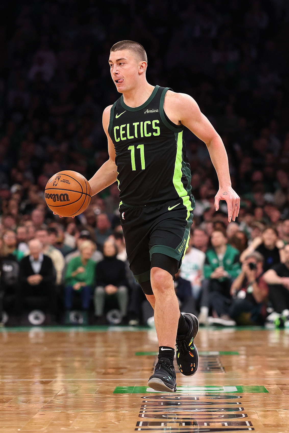 超六穩(wěn)了！普理查德12中6得到19分3板6助2斷 三分8中4