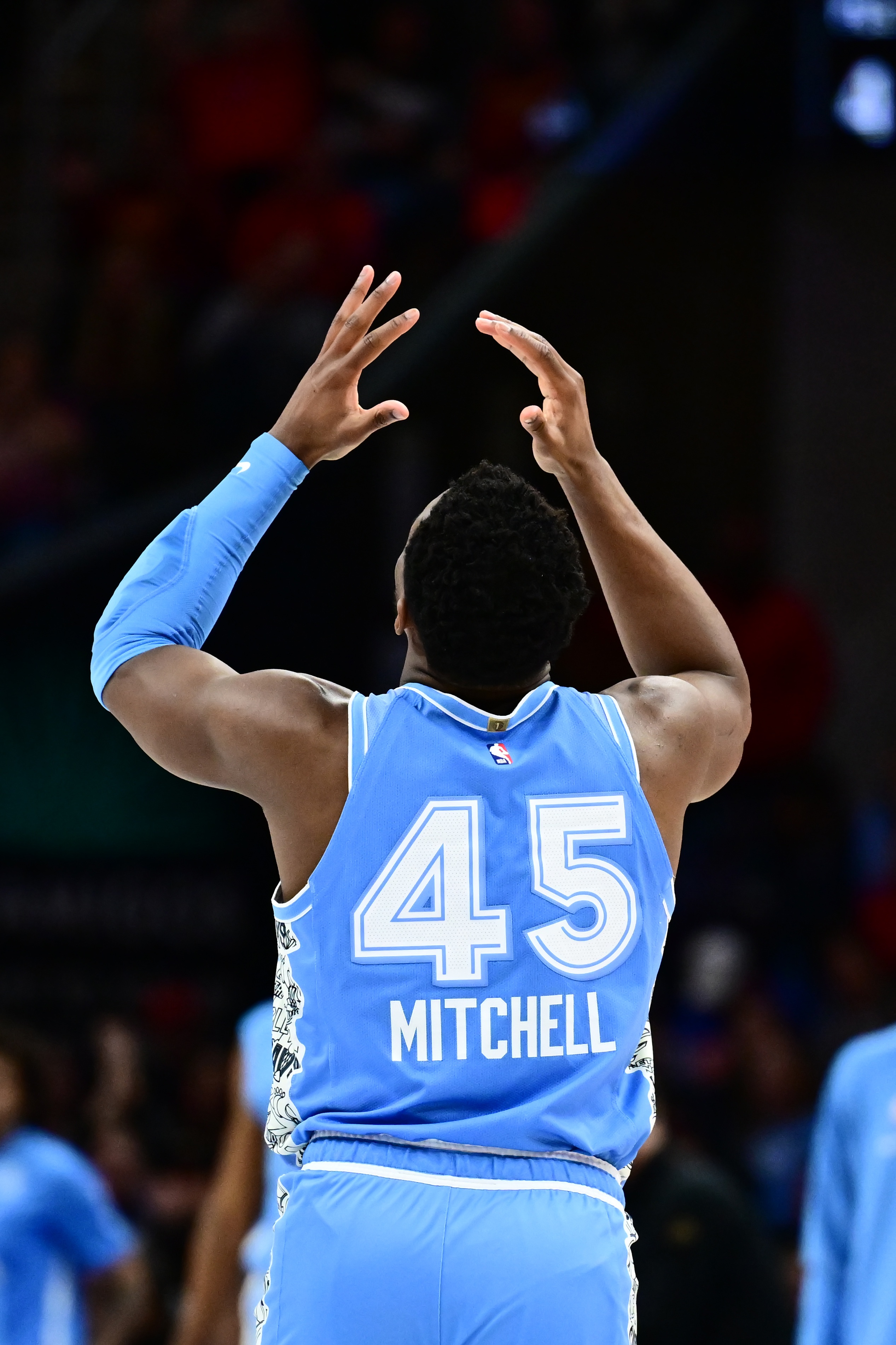 攻不進(jìn)守不??！騎士三節(jié)讓太陽拿到98分 落后19分之多