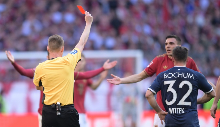 帕利尼亞染紅導(dǎo)致被逆轉(zhuǎn)！穆勒：這對(duì)他很痛苦，我們會(huì)支持鼓勵(lì)他