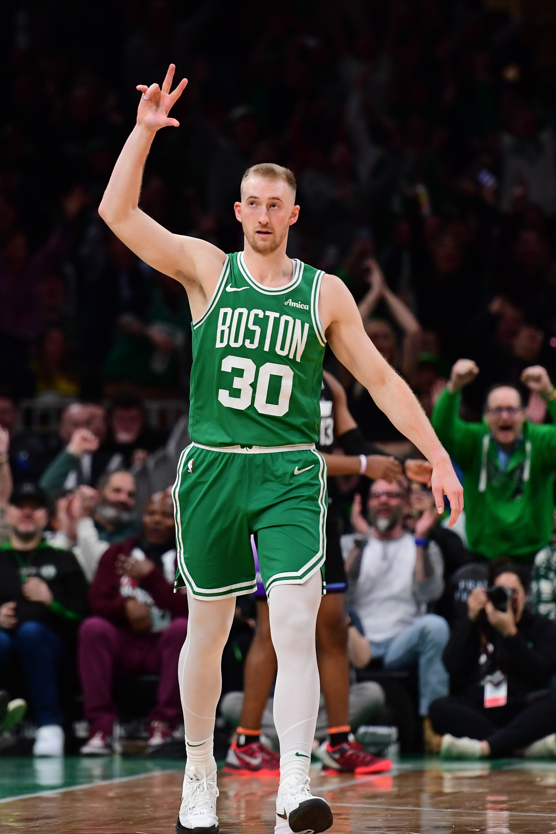 三分真是準(zhǔn)！豪澤先發(fā)出場三分10投8中射落24分 正負(fù)值+6