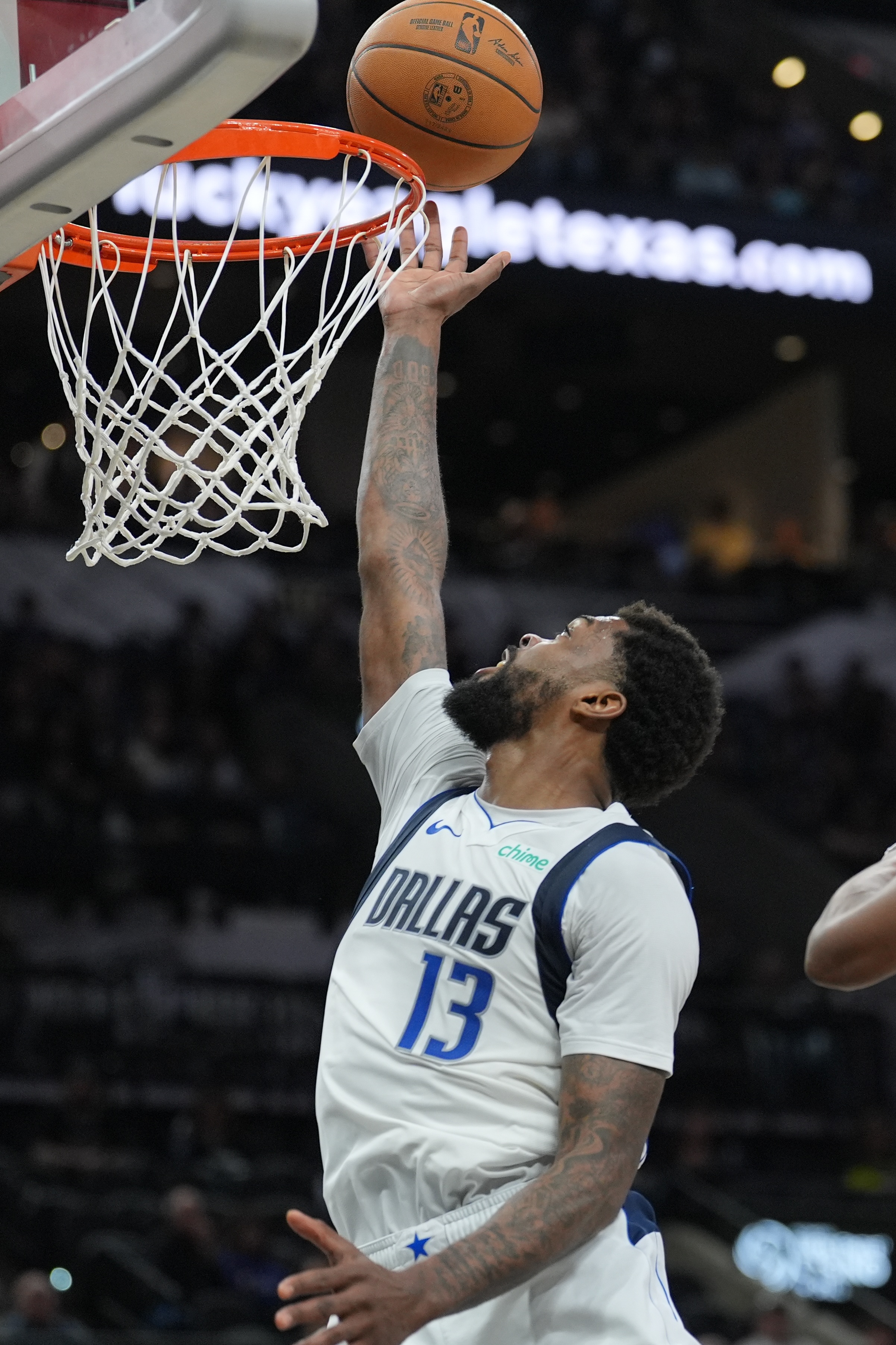 徹底殺瘋了！馬紹爾上半場15中13爆砍28分 率殘陣戰(zhàn)平尼克斯