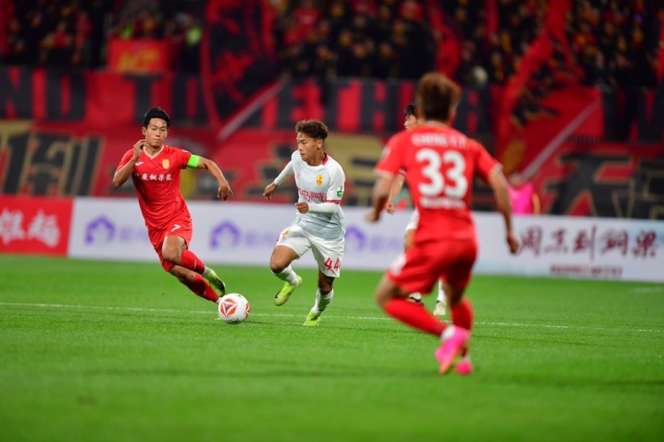 足球報：重慶銅梁龍內(nèi)外援配合需時間來調(diào)整，從而提升射門效率