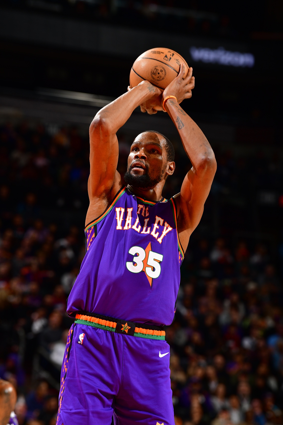 輕輕松松！杜蘭特上半場(chǎng)10中6砍下17分4助攻 正負(fù)值+18