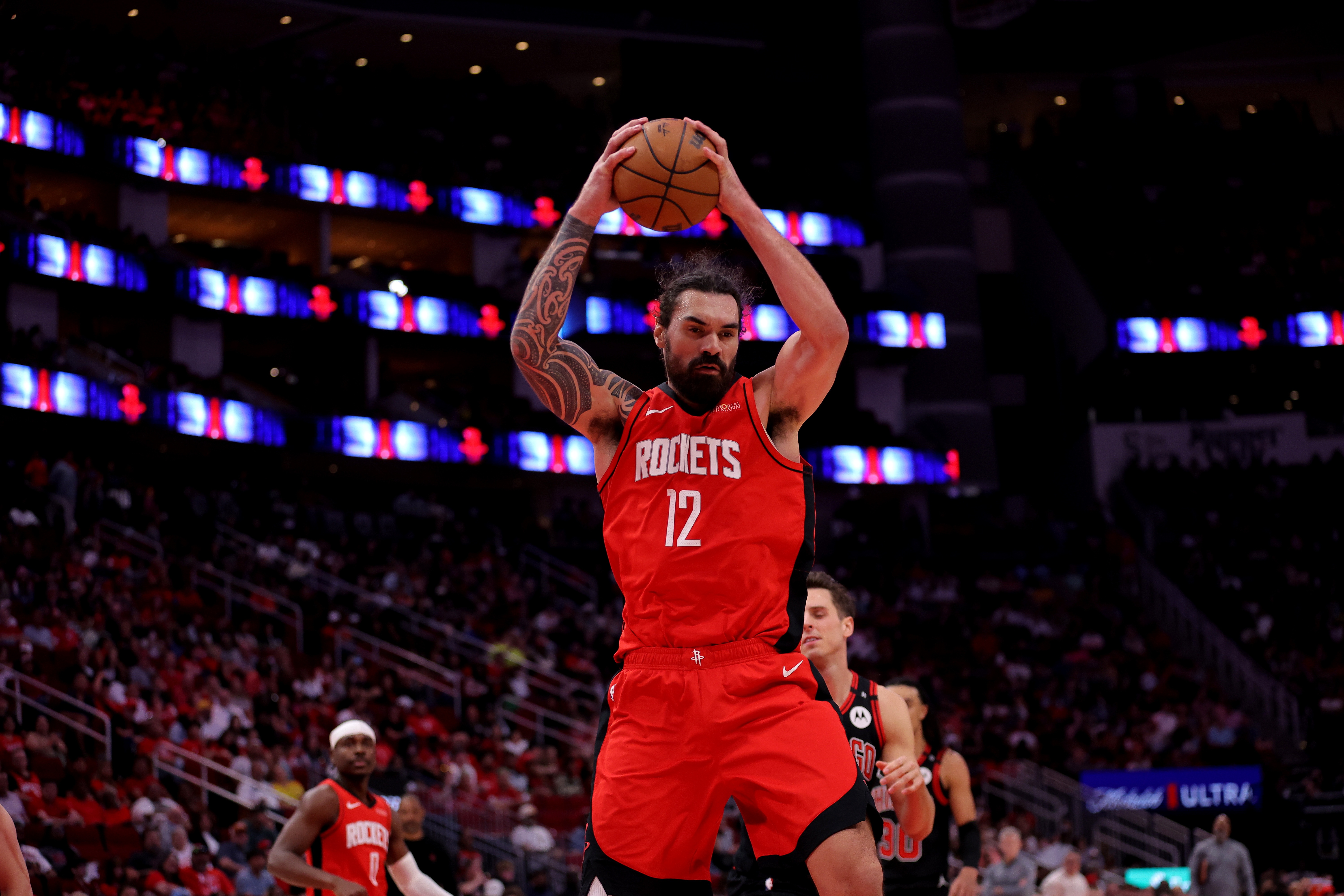 范弗利特：亞當(dāng)斯是內(nèi)線的終極執(zhí)法者 他很好保護(hù)了內(nèi)線和籃板