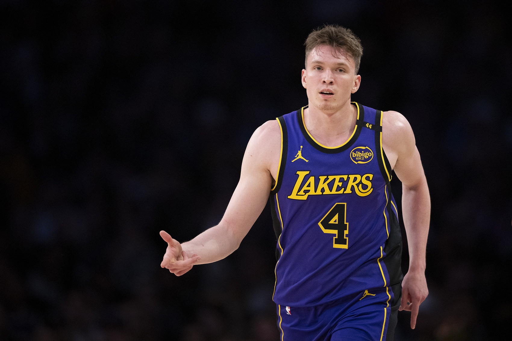 投得很準(zhǔn)！克內(nèi)克特半場(chǎng)3記三分拿到10分1板1助